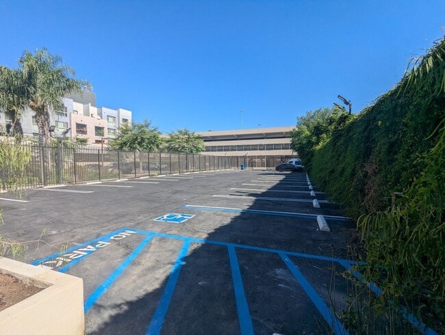 Building Photo - 14411 Vanowen St