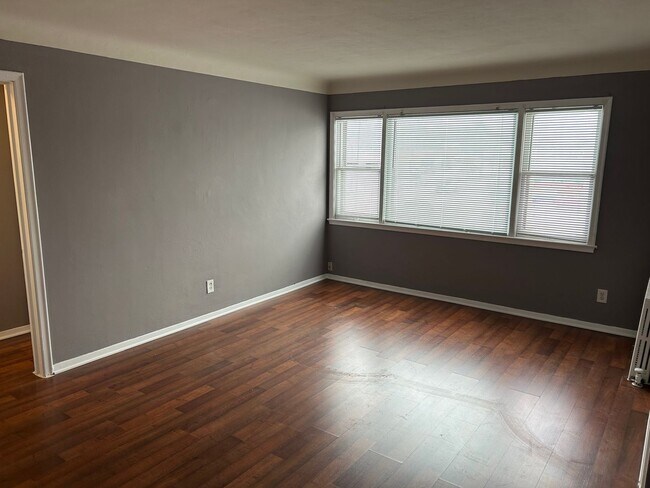 Building Photo - Upper level 1 Bedroom in W St Paul!! Move ...