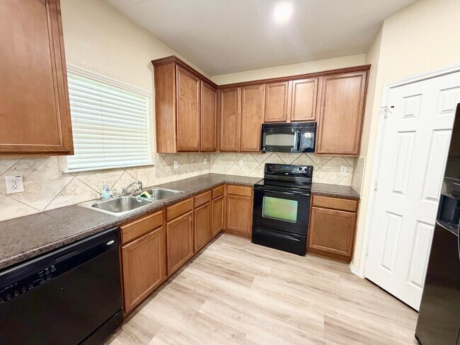 Building Photo - 6404 Mundo Dr
