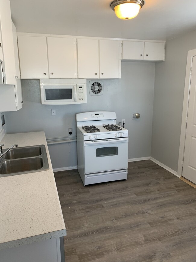 Building Photo - 3 Bedroom One Bath House for Rent