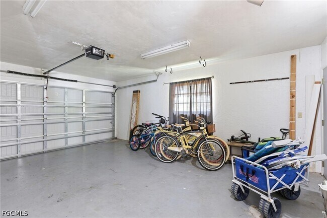 Building Photo - 521 102nd Ave N