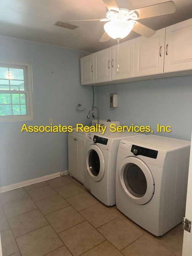 Building Photo - Beautiful 4bed/3bath Corner Lot in Suburban Heights