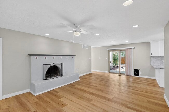 Building Photo - 1109 Paisano St NE