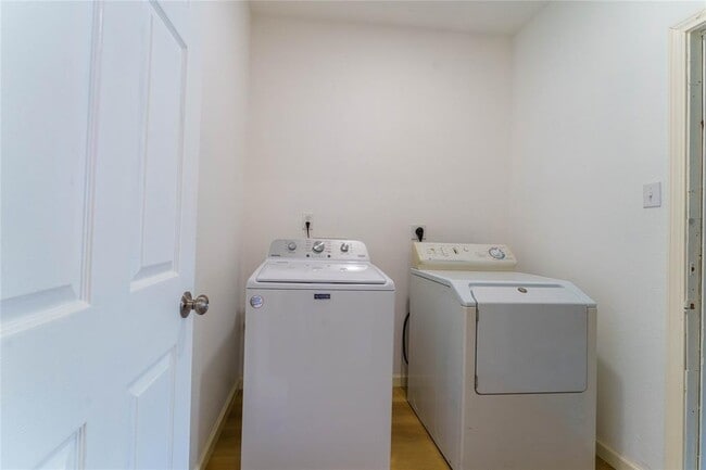 Building Photo - 1109 Hilltop Dr