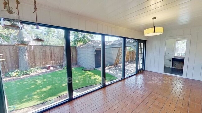 Building Photo - 5830 Kenwood Ave
