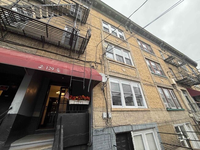 Building Photo - 129 W 54th St