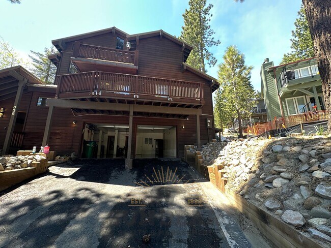 Building Photo - Bright Unfurnished Home with 2 Car Garage!