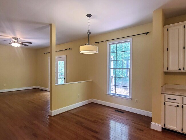 Building Photo - 105 Oakwood Dr