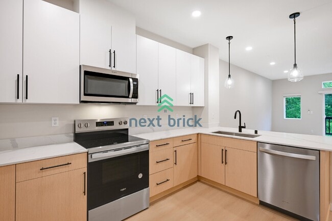 Building Photo - Spacious 3-Bedroom Townhouse Retreat with 3 Full Baths in Bothell - 1,551 Sq. Ft. of Modern Comfort!