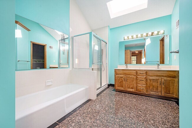 Building Photo - 4 Bed Home Premium Fixtures
