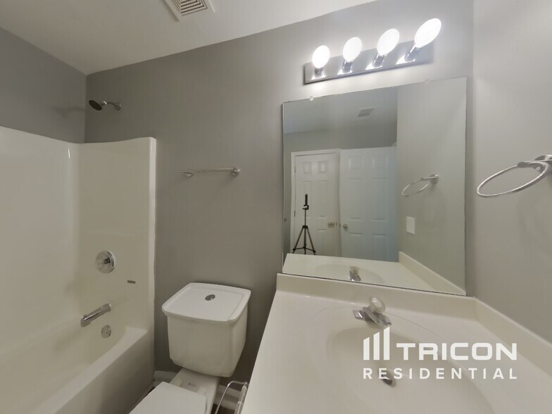 Building Photo - 1315 Bridle Path Dr
