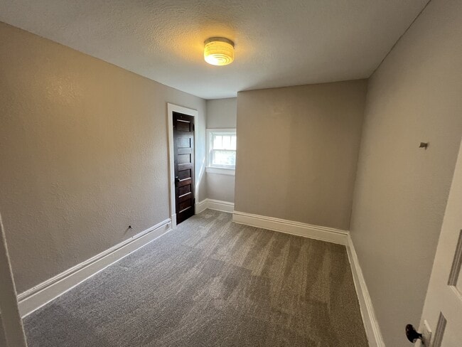 Building Photo - 3850 E 62nd St