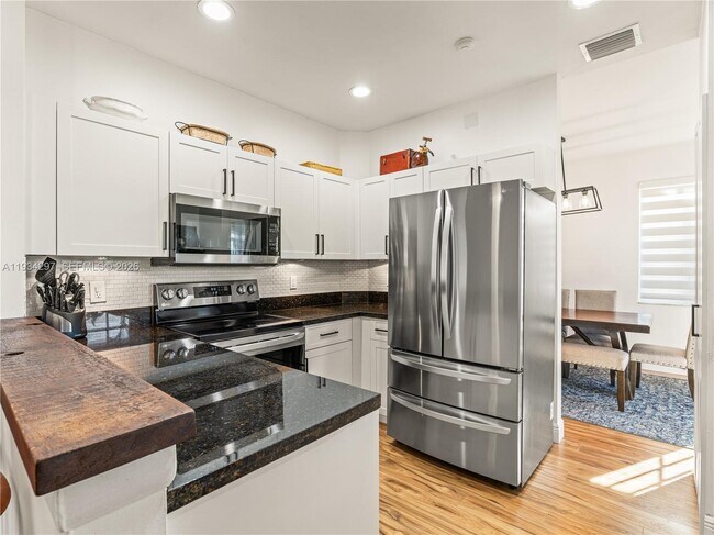 Building Photo - 1433 Presidio Dr