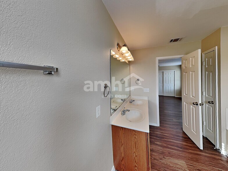 Building Photo - 270 New Country Rd