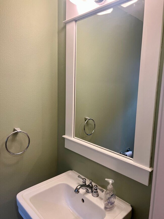 Building Photo - Available 1/0! Cozy townhouse in the Mt Baker neighborhood.