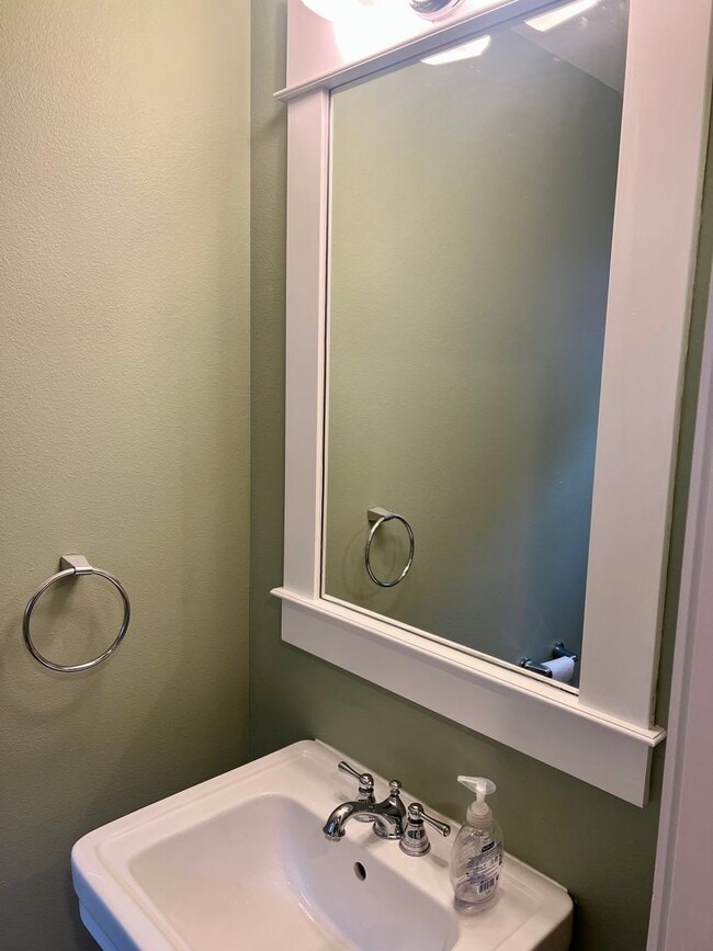 Building Photo - Available 1/1! Cozy townhouse in the Mt Ba...
