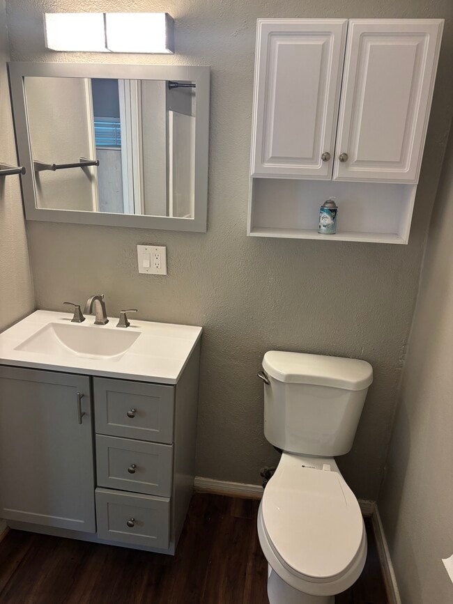 Building Photo - 1042 5th St