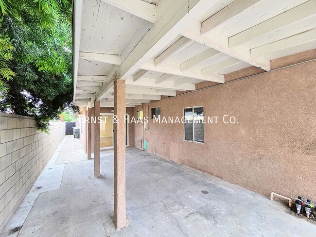 Building Photo - 904 S Kenmore St