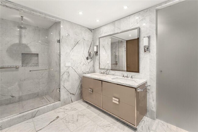 Building Photo - 15701 Collins Ave