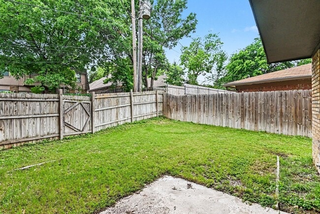 Building Photo - Beautifully updated 2-2.5-2 in Mistletoe Heights, Fort Worth!