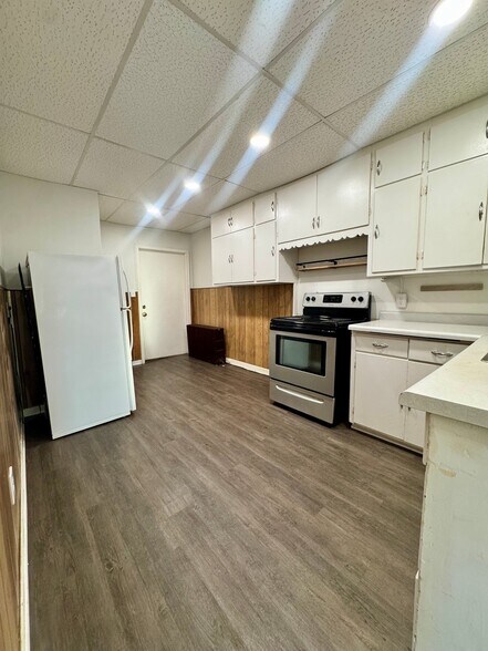 Building Photo - 101 Lewis St S