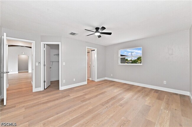 Building Photo - 903 SE 20th Ct