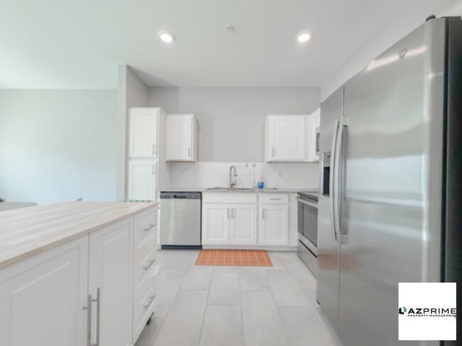 Building Photo - Exceptional Partially-Furnished 2/2.5 North Phoenix Townhome!