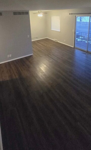 Building Photo - 911 W River Blvd