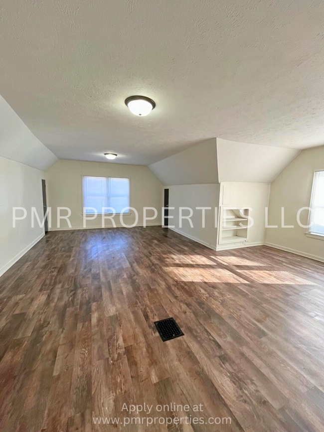 Building Photo - 2 Bedrooms / 1 Bathroom House