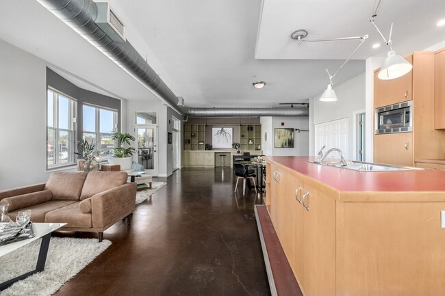 Building Photo - One bedroom, two bath corner unit in Baker with two balconies