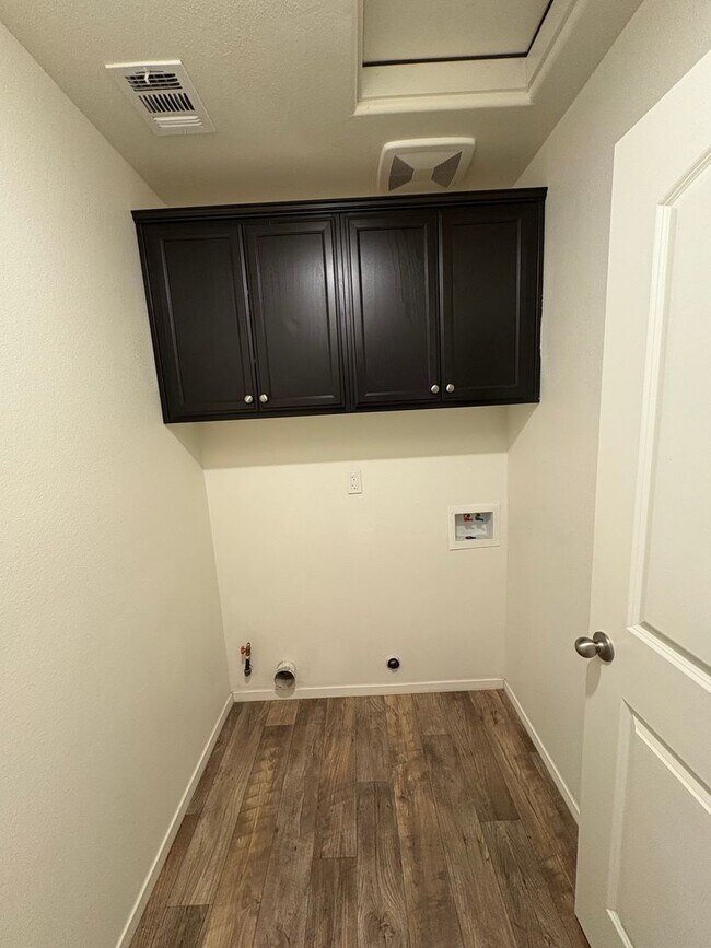 Building Photo - NW Visalia Home Available Now!