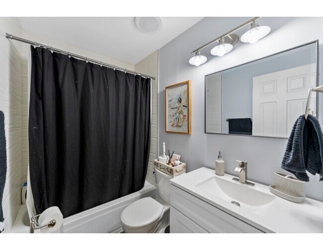 Building Photo - 12024 W Cross Dr