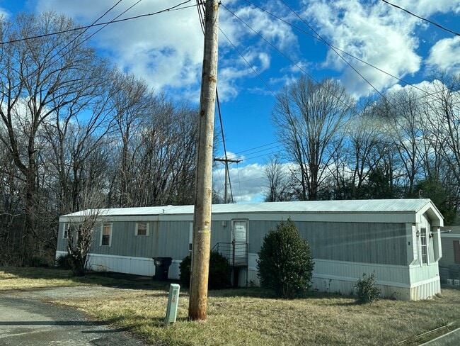 Primary Photo - Spacious 3 bedroom, 2 bath singlewide in A...