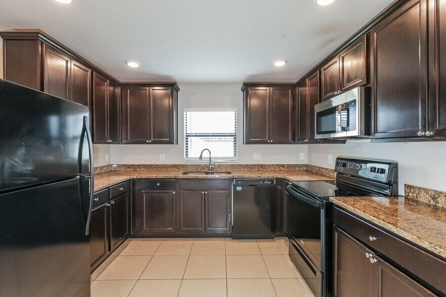 Building Photo - 1714 Chatham Green Cir