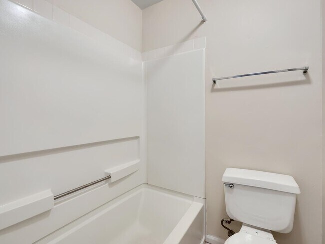 Building Photo - 2221 Timberwood Cir N