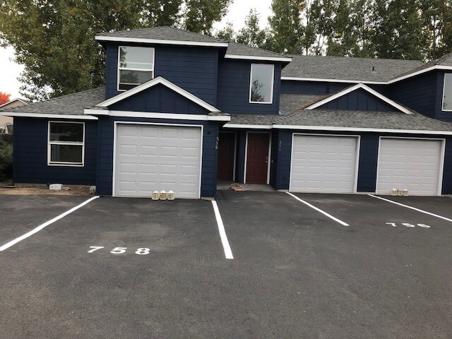 Building Photo - 748 NE Oak Place