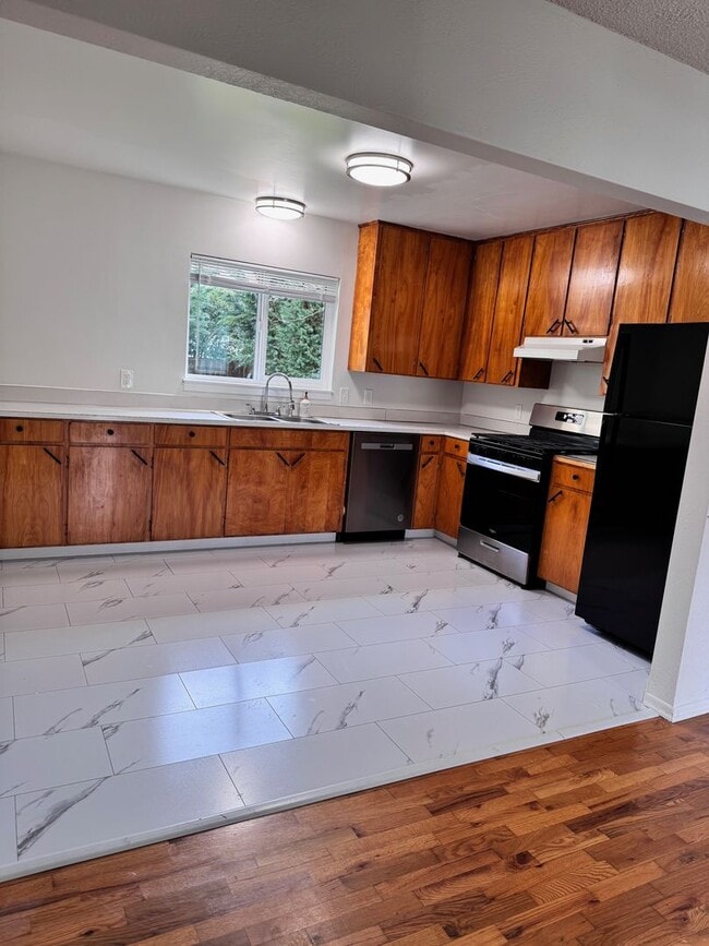 Building Photo - Charming 2-Bedroom Home with Spacious Back...
