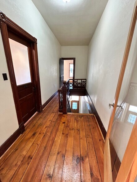 private entrance landing - 219 N Franklin St