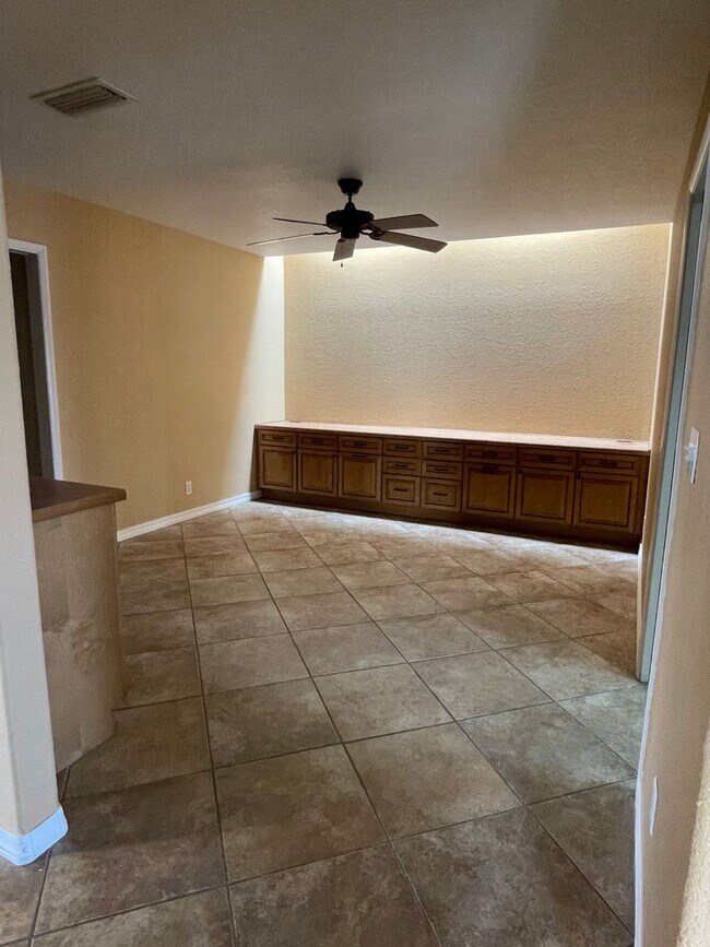 Building Photo - Desirable Windsor Beach Condo! Unfurnished...