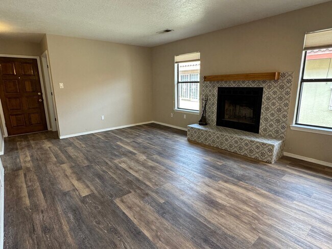 Building Photo - 2 Bedroom, 2 Bathroom Home near Tramway and Indian School