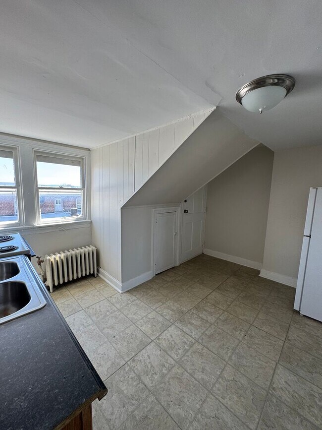 Interior Photo - (105) 664-666 Oak Hill Ave