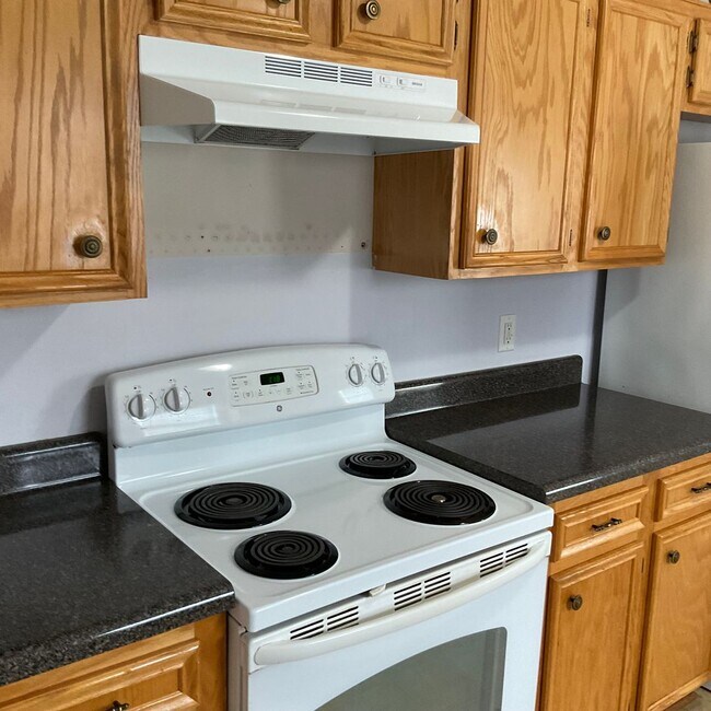 Building Photo - 3 Bedrooms, 2 Baths Home For Rent in Newton NC with 2 car garage