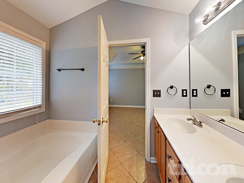 Building Photo - 923 Laurel Green Ln NE