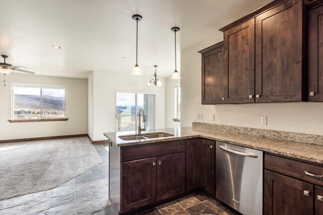 Building Photo - Unfurnished Condo in Black Rock Ridge