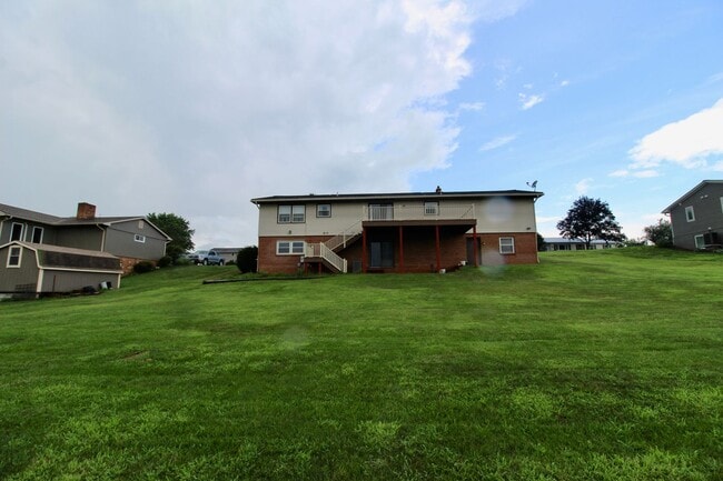 Building Photo - For Rent: Spacious Ranch-Style Home with S...