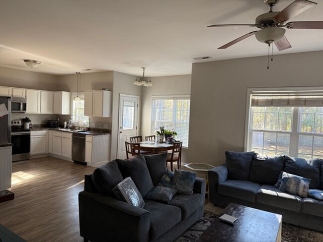 Building Photo - Welcome To Carriage Run!!