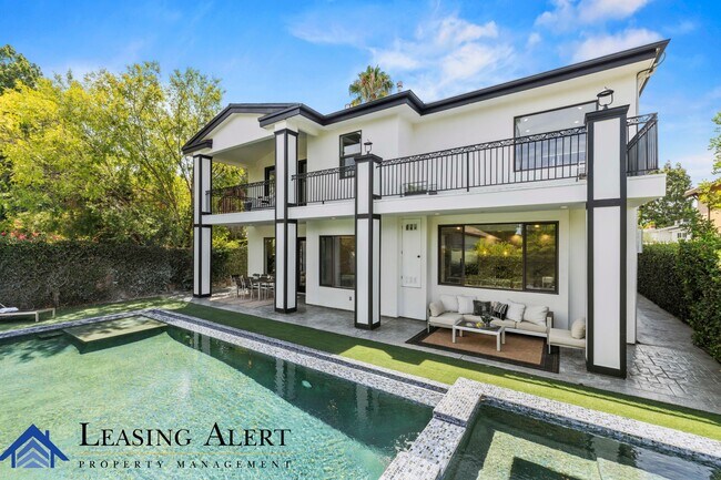 Building Photo - 5011 Hayvenhurst Ave