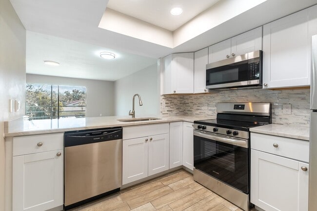 Building Photo - Newly Renovated, 2-Bed, 2-Bath, 2nd Floor ...