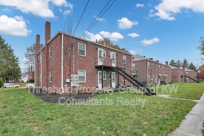 Building Photo - 851 Kenwick Rd