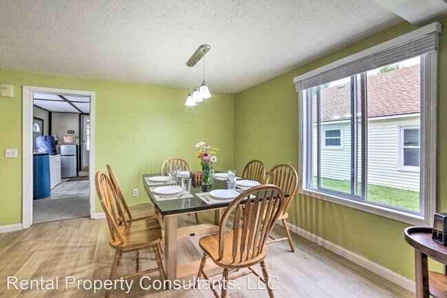 Building Photo - 3 br, 1 bath House - 3880 Bell Lake Dr. NE